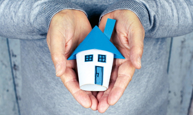 Ein Haus in den Händen eines Menschen